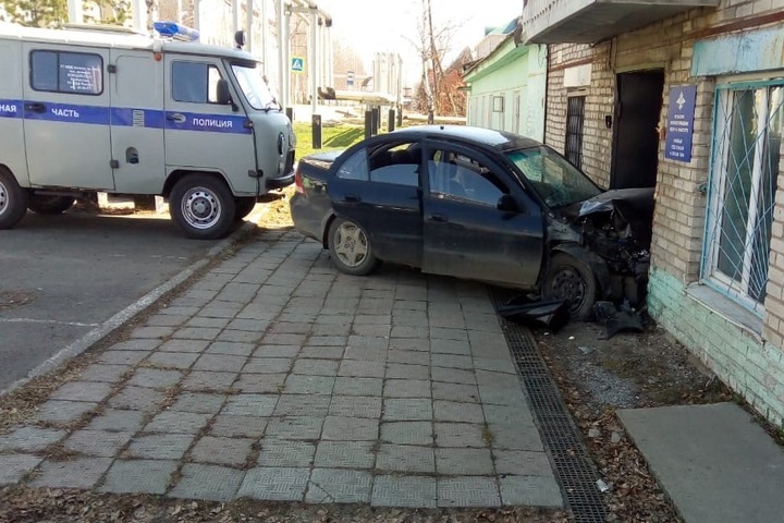 Автомобиль влетел в отделение полиции в Кузбассе