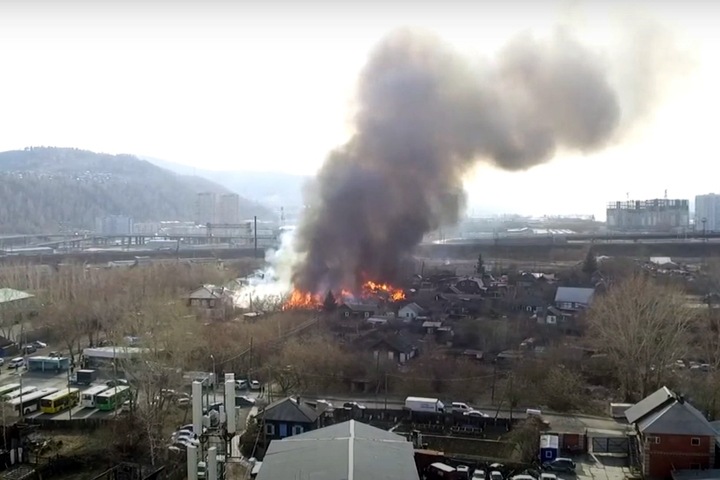 Многоквартирные дома эвакуируют в Красноярске из-за горящего здания