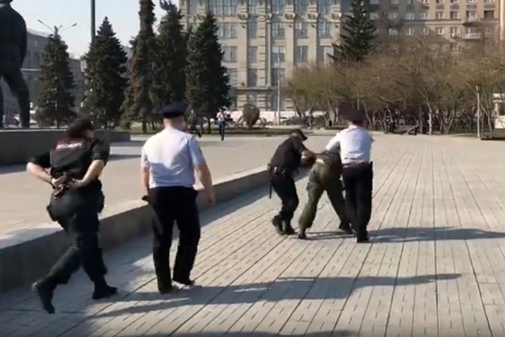 Полиция задержала новосибирца с плакатом «Путин, лапы прочь от Конституции»
