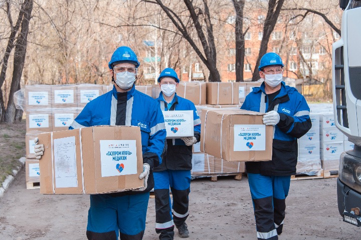 «Газпром нефть» отправила омским медикам маски и защитные костюмы