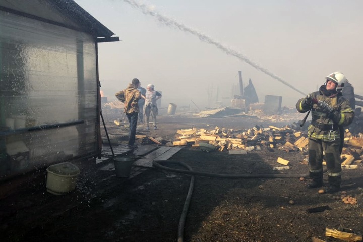 Более 30 домов сгорели в Кузбассе после перехода природных пожаров на жилье