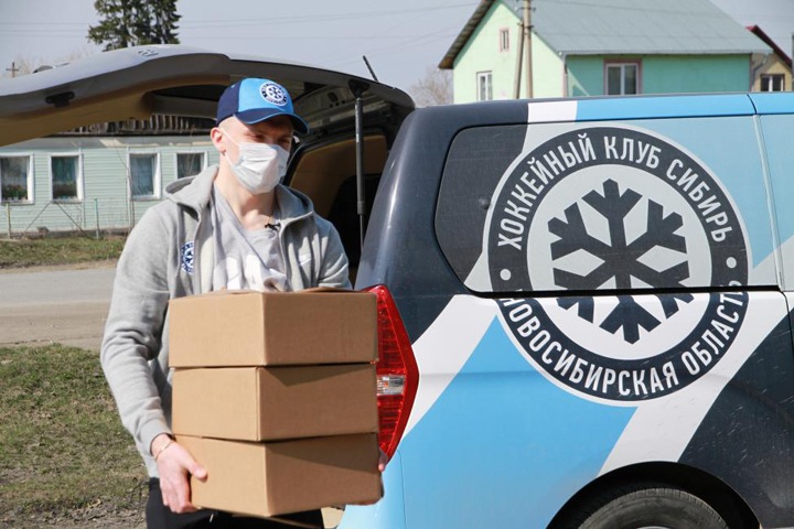 Депутат вместе с ХК «Сибирь» помог с продуктами малообеспеченным семьям