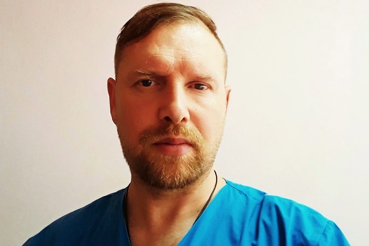 Рассказавший о вспышке коронавируса в новосибирской поликлинике медбрат ушел на больничный. Ему «намекнули на увольнение»
