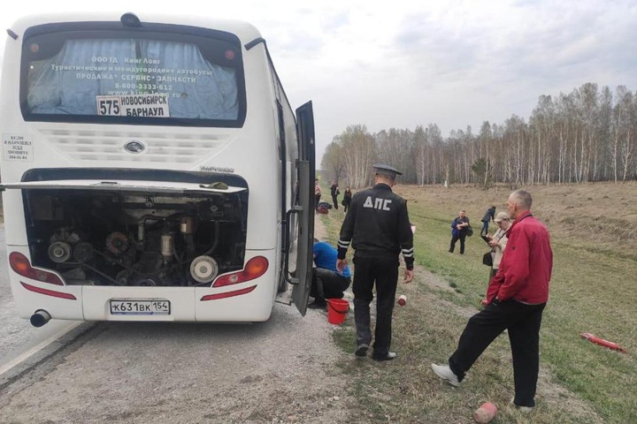 Новосибирский полицейский помог спасти пассажиров загоревшегося автобуса