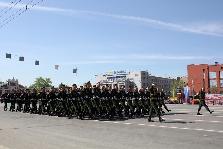 Военные закрыли на карантин участников перенесенного парада в Новосибирске