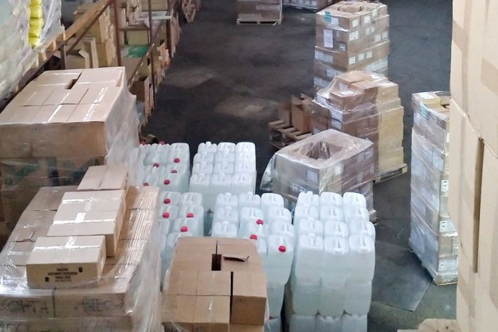Более 25 тыс. литров нелегального спирта нашли на складе в Новосибирске