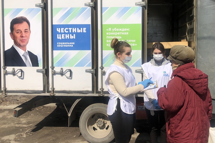 Портрет главы отделения «ЕР» в Новосибирске повесили на грузовик для продажи «дешевого хлеба»