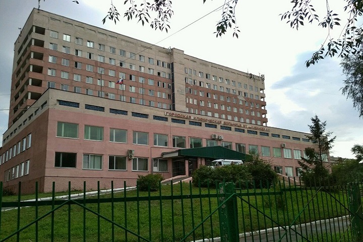 Главврач омской больницы уволился после вспышки коронавируса в учреждении