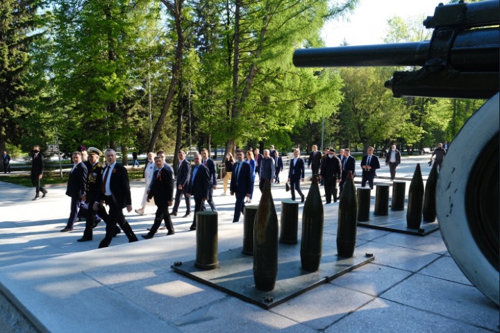 Новосибирские власти возложили цветы к Монументу славы 9 мая