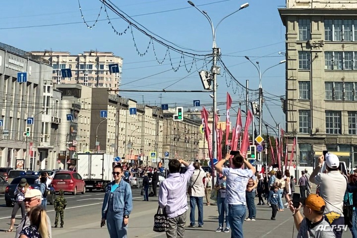 Новосибирцы собрались в центре города посмотреть на вертолеты