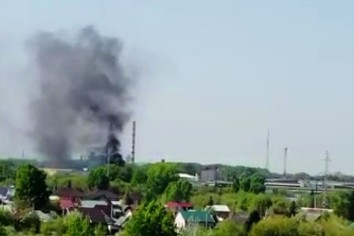 Гигантский столб дыма поднялся над левобережьем Новосибирска