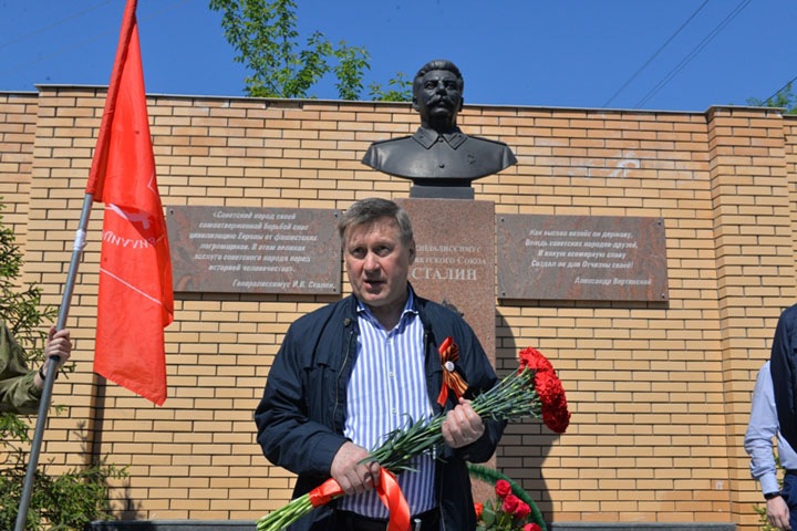 Мэр Новосибирска возложил цветы к памятнику Сталину