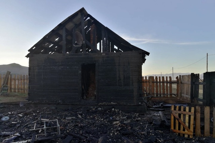 Четверо погибли при пожаре в дачном поселке в Туве