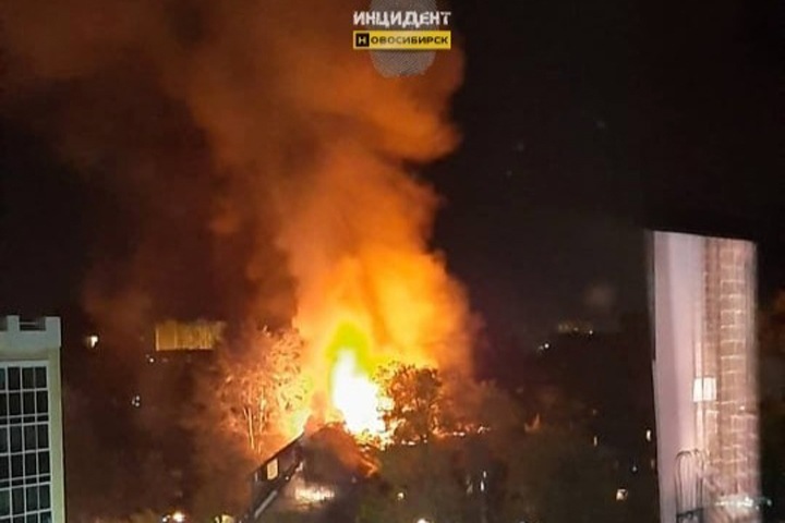 Многоквартирный барак сгорел в Новосибирске. Его должны были расселить структуры NORDАЗИИ