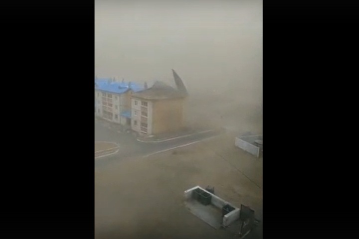 Три человека пострадали от урагана в Чите. Одного из них сдуло с крыши