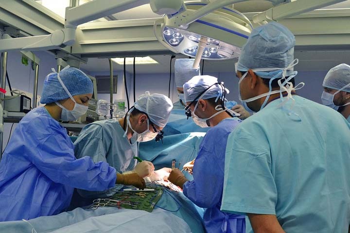 Новосибирские хирурги первыми провели роботизированную операцию на сердце с протезом митрального клапана