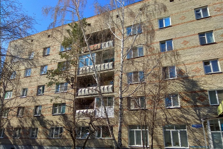 «Выпрыгивали с балкона»: общежитие в Омске заблокировали из-за коронавируса