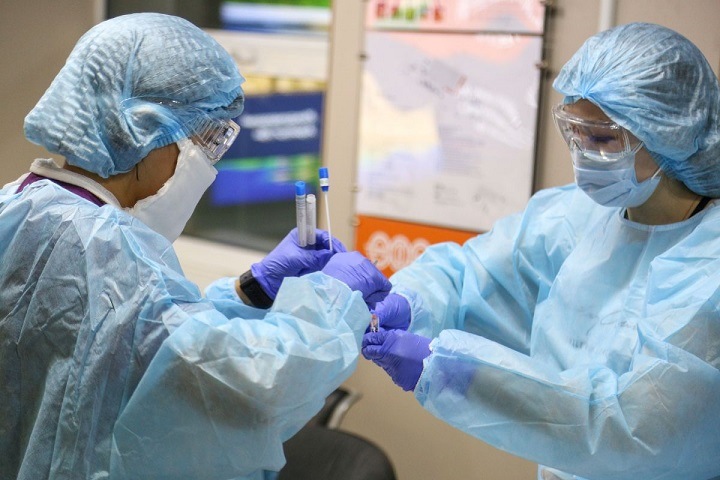 Число заболевших коронавирусом сибиряков превысило 7,6 тыс.