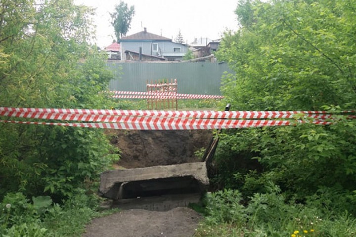 Пешеходный мост рухнул в Барнауле