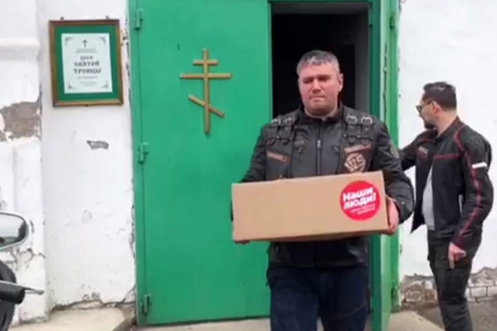 Байкеры созданного красноярским губернатором движения развозят продукты без средств защиты