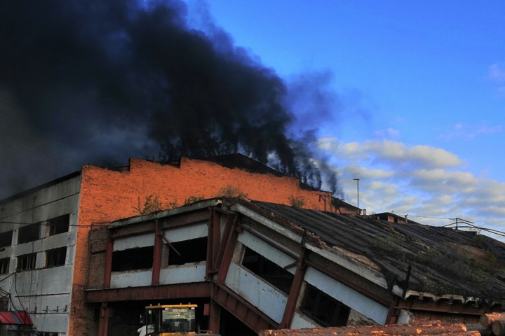 Цех по производству угля компании «Илим» загорелся в Иркутской области