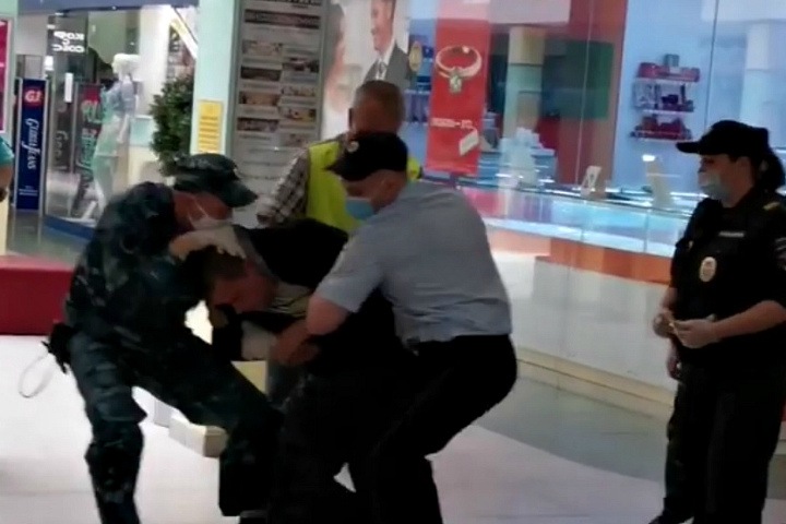 Томский СК проверит полицейских, скрутивших человека без маски