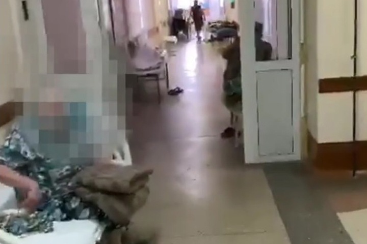 Пациентов кладут в коридорах новосибирской больницы для коронавируса