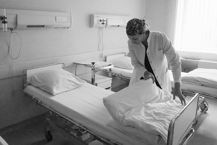 «Маски шейте сами». Как врачи борются с эпидемией без средств защиты и отдыха