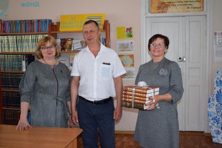 Новосибирский депутат подарил книги сельской библиотеке