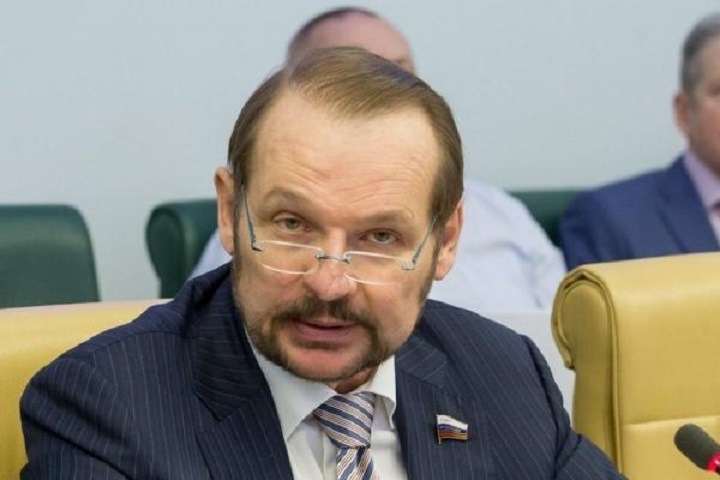 Алтайского сенатора обвинили в выводе 1 млрд рублей из строительной компании