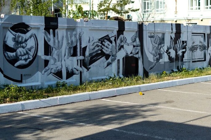 «Перемен»: омские художники создали граффити в виде строчки из песни Цоя на языке жестов