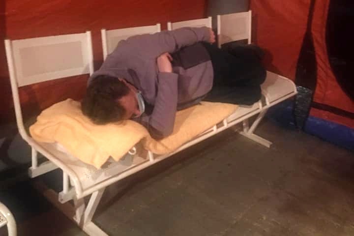 Пациенты показали, как вынуждены ночевать в палатке перед новосибирским госпиталем