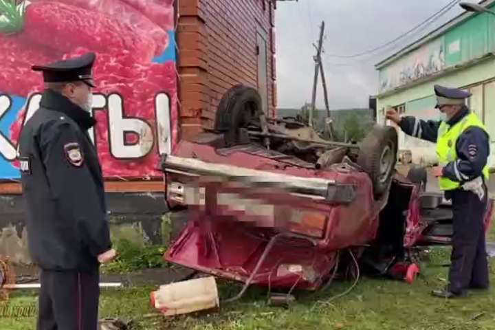 Трое погибли в ДТП в Красноярском крае. В машине было 8 человек
