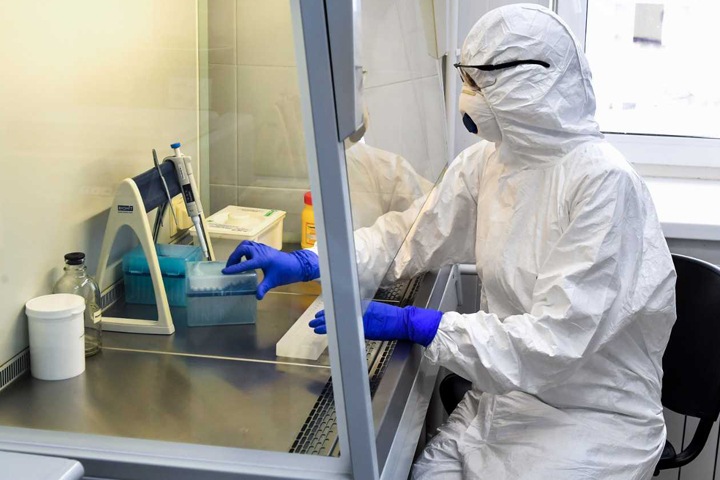 Число тестов на коронавирус в Новосибирске осталось на уровне начала мая. Положительных все больше