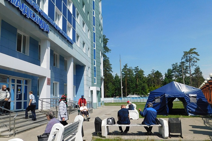 Палатки для пациентов поставили перед алтайским онкологическим центром
