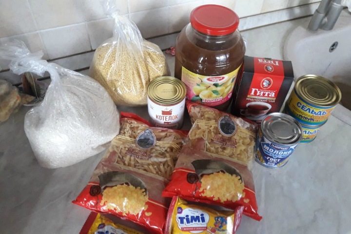 Малоимущим семьям в Новосибирске недокладывали продуктов в наборы для детей