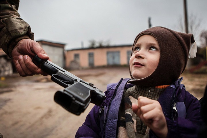 Сотрудница полиции из Бурятии разрешала своему ребенку играть с табельным оружием