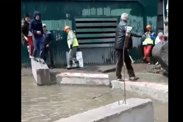 Водопровод прорвало в Новосибирске во время ливня