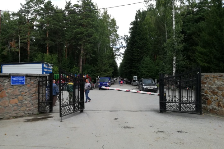 Новосибирцам ограничили въезд на кладбище