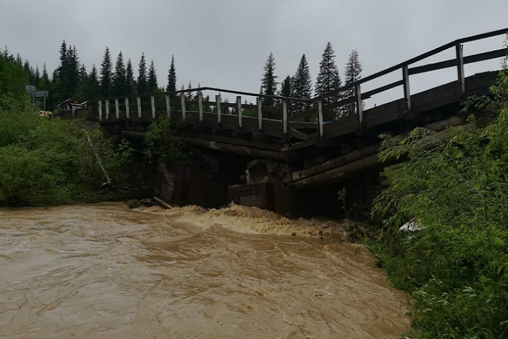 Два моста смыло дождем в Красноярском крае