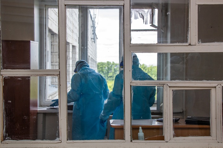 Как живет «красная зона» крупнейшего коронавирусного госпиталя Новосибирска