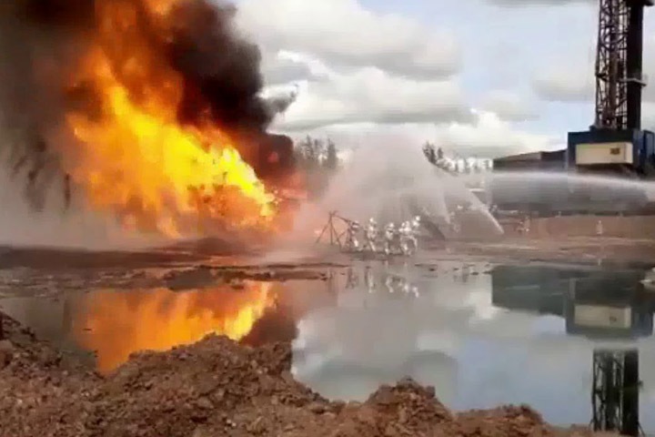Артиллеристы выстрелом потушили пожар на нефтяной скважине в Иркутской области