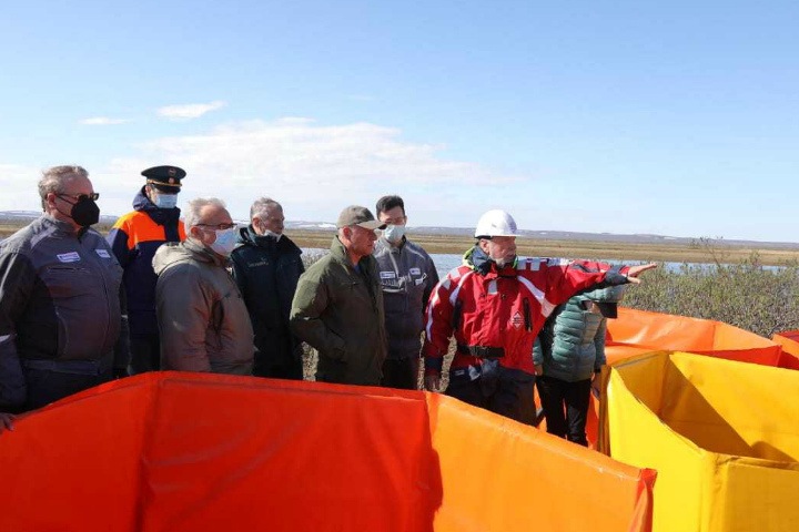 Власти признали, что нефтепродукты с ТЭЦ в Норильске попали в озеро Пясино