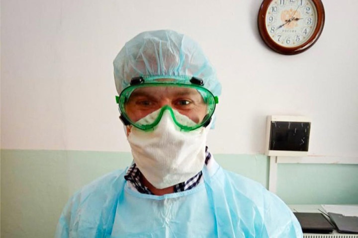 Новосибирский депутат передал врачам защитные маски