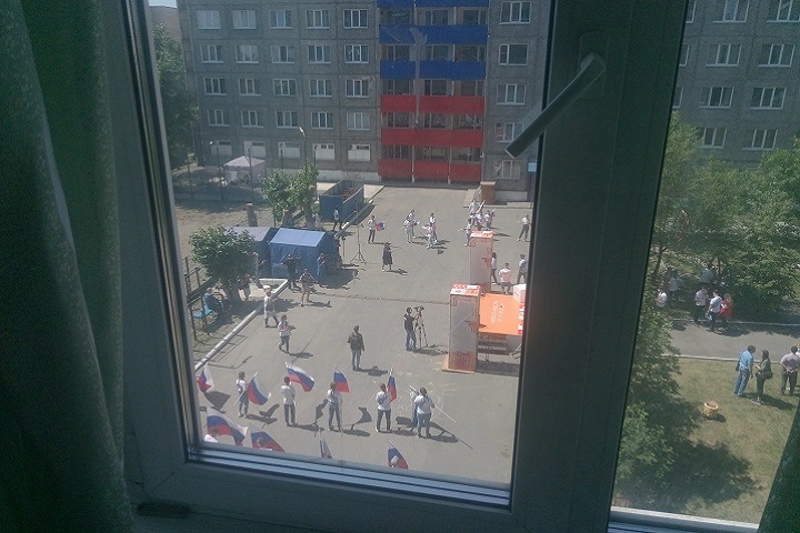 Сотрудники алтайского университета ворвались в комнату студента, вывесившего советский флаг во время флешмоба ко Дню России