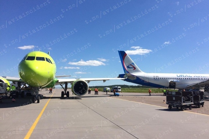 Самолет S7 столкнулся с другим бортом в аэропорту Санкт-Петербурга