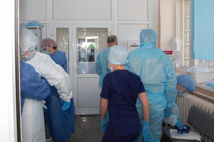 Только 18 из 549 заболевших коронавирусом новосибирских медиков получили доплаты