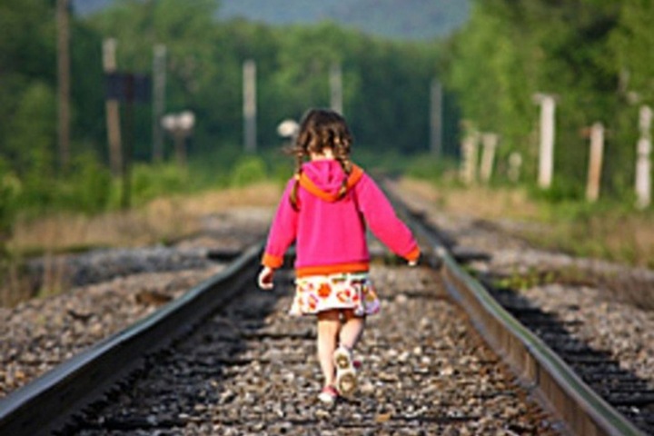 Двухлетний ребенок один гулял по железнодорожным путям в Забайкалье