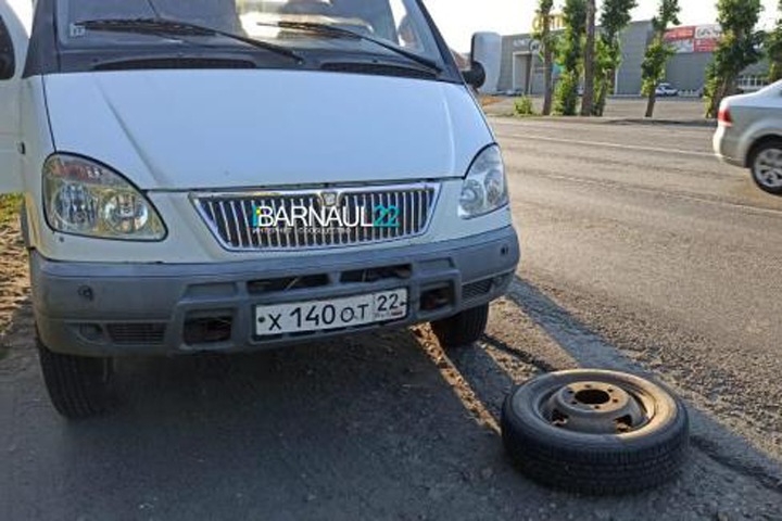 Колесо «ГАЗели» отлетело в голову пешеходу в Барнауле