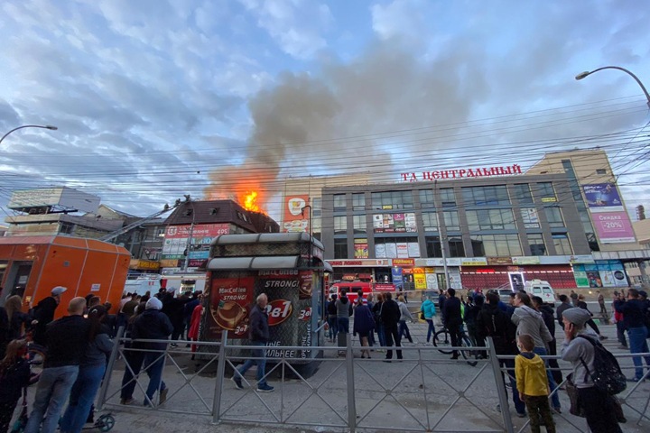 Торговый комплекс загорелся у Центрального рынка Новосибирска
